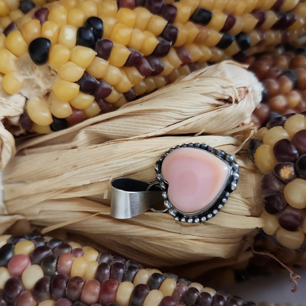 Adorable NWOT Native American Navajo Pink Conch Heart Pendant 💗🐚